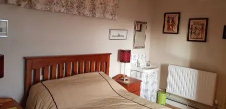 Cosy Cottage In grounds of Old Monastery - easy access  Loch Lomond and Glasgow