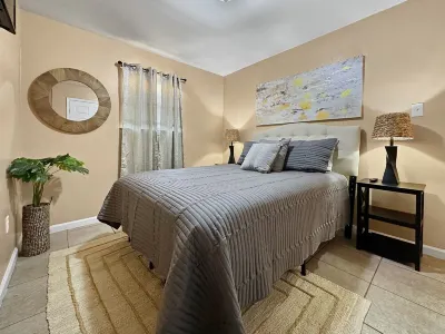 Cozy 2BR/1BA Near Local Hotspots Отели рядом с достопримечательностью «B & J Seafood»