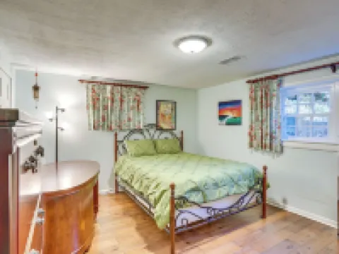 Tranquil 1-bed apt sleeps 4 overlooking Indian Creek Gorge w/ WiFi, AC & hot tub Hotels in Lincolnia