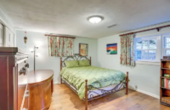 Tranquil 1-bed apt sleeps 4 overlooking Indian Creek Gorge w/ WiFi, AC & hot tub