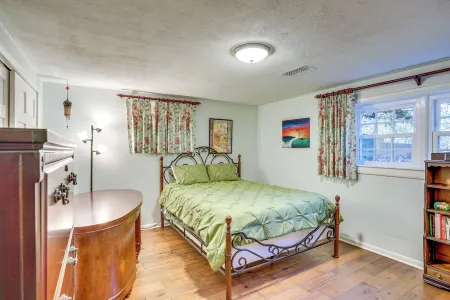 Tranquil 1-bed apt sleeps 4 overlooking Indian Creek Gorge w/ WiFi, AC & hot tub Отели в г. Мейсон