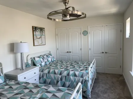 5BR 3 BA Sleeps 12 Comfortably 4 Mi to Bethany with shared pool/amenities