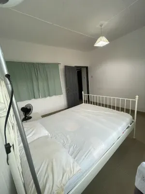 Your Home Away in Accra - Cosy & Airy 2 bed  호텔