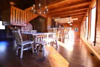 Serene (Hocking Hills) log cabin, near local attractions 그린 타운쉽 호텔