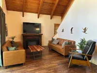 Chalet Squatch - Cozy-Luxe Cabin Near Village & SHARC!