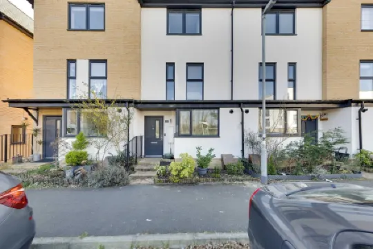 Entire 4 Bedroom Guest House In Reading