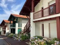 Seaside apartment, park, heated swimming pool, tennis court