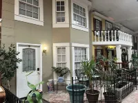 #05 Charming 2-bedroom apartment in Lorain with AC, WiFi Hotels in Lorain