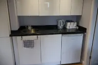 Modern cabin in residential area near 2 train stations with mainlines to London Hotel a Orpington