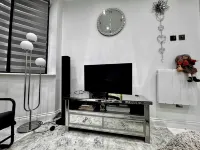 cosy large one-bedroom for business travellers 트위크넘 주변 호텔