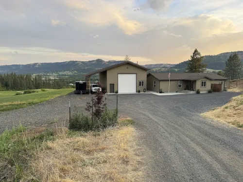 Rangeline Retreat w/Views of valley, private setting for stay or events.
