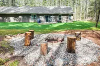 Mins to Woodruff Lakes: Pet-Friendly Cabin! - WiFi