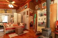 Cozy cabin in adorable Granite Shoals with WiFi, AC