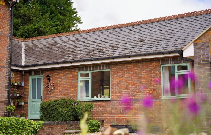 Tring Grange Cottage - Sleeps 2 - Onsite Parking