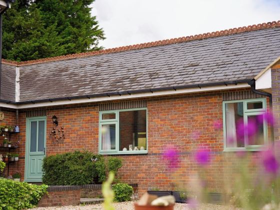 Tring Grange Cottage - Sleeps 2 - Onsite Parking