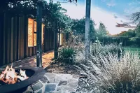 Spacious Eco Home Among Native Gardens – Peaceful Family Retreat Cecode Shop and Gallery附近的飯店