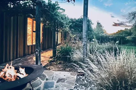 Spacious Eco Home Among Native Gardens – Peaceful Family Retreat Отели рядом с достопримечательностью «Буда Хисторик Хоум & Гарден»