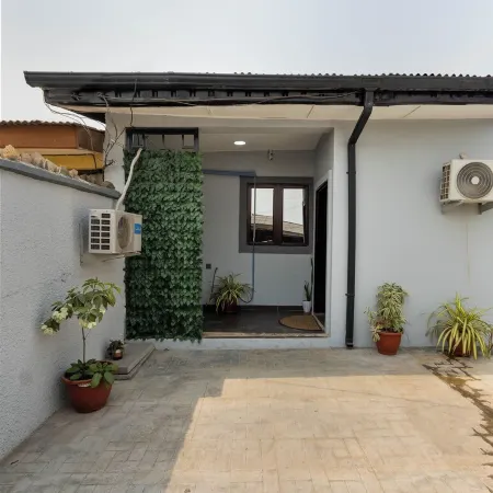 Cozy & Stylish 2BR Bungalow with AC, WiFi & 24/7 Power & Full Kitchen in Lagos.