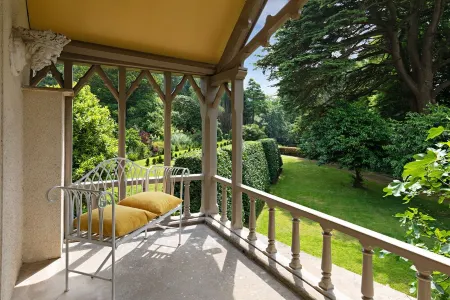 Eller How House - Regency Country House with Gardens and Ornamental Lake