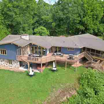 Ultimate Pigeon Forge Getaway 7-Bedroom Retreat Sleeps 20 in the Heart of It All Hotel Exterior