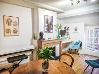 Sleep at a shrink's! Top originality! Charming furnished apartment in the heart of town