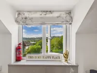 2-Bed Central Apartment- Free Private Parking