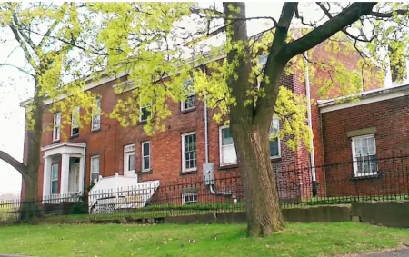 Riverfront rustic mansion house Отели в г. Трой