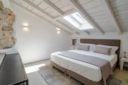 In the heart of the old town in Torri del Benaco 50 mt from the water.