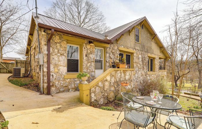 Historic 'Hardy House' on Main Street w/ Fire Pit!