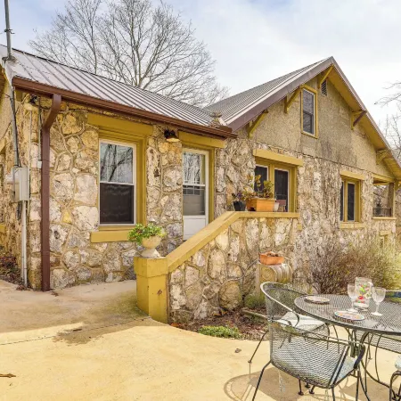 Historic 'Hardy House' on Main Street w/ Fire Pit!