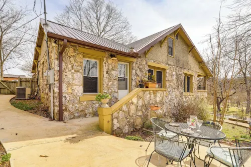 Historic 'Hardy House' on Main Street w/ Fire Pit! - Homestays