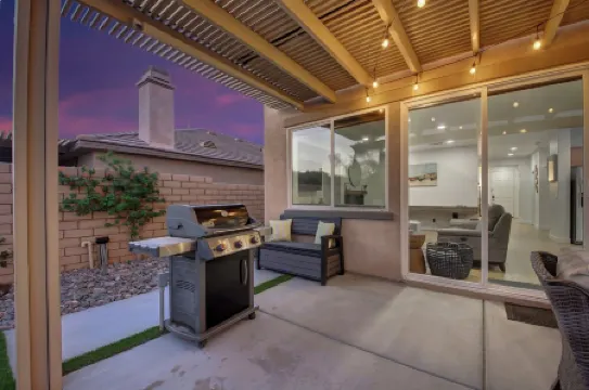 Palm Delight: Spacious 5-bedroom house with WiFi, EV charger in enjoyable Indio