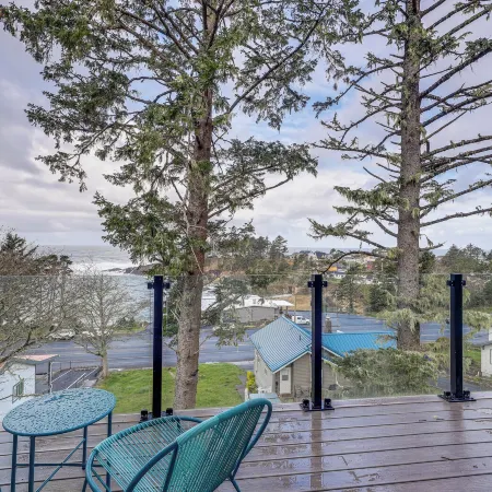 Depoe Bay Townhome w/ Deck & Stunning Ocean Views!