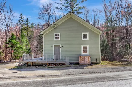 6 Min from Stratton, King Beds, Dogs OK, Jacuzzi Tub, Wrap Around Deck!