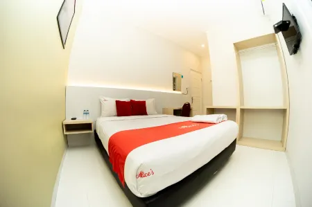 Alice's Homestay Near Unej, Stasiun and Alun-Alun Syariah Отели в г. Patrang