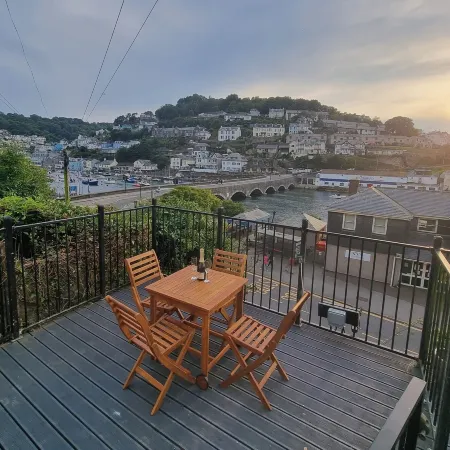 Looe Cottage - Seaside Views, Log Fire, Sleeps 4