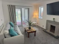 Thorpe Guest House 4 bedroom 2 bathroom near London Heathrow Airport Hotels in Staines