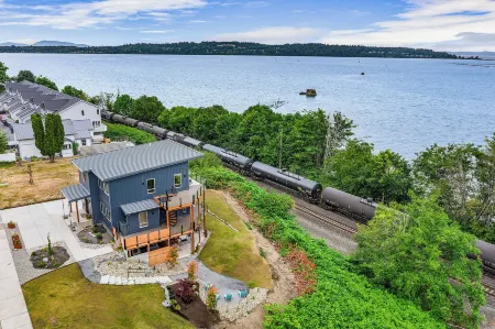 Cedarcrest House Отели рядом с достопримечательностью «Peace Arch State Park»