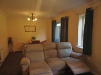 3 Bed House - Sleeps 5 - Pets - Parking Hotels in Uttoxeter