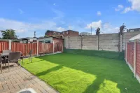 4 Bed - Sleeps 8 - Free Parking - Garden Hotels in Dagenham