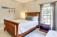 Custom Coastal Getaway in the Heart of Long Beach, stroll to beach and dining Hotels in Long Beach