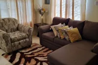 2-Bed Sleeps 4 Private Garden Parking - 3-Star
