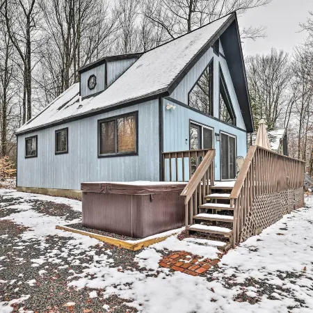 Walk to Arrowhead Lake: Cabin w/ Private Hot Tub!