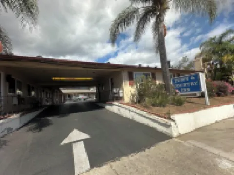 Town and Country Inn Hotels near Santa Barbara Municipal Airport