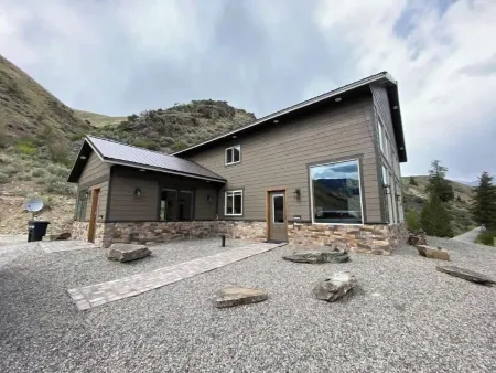 Elegant Cabin- Northfork Idaho Salmon River, Reunions, Secluded. Quiet. Views