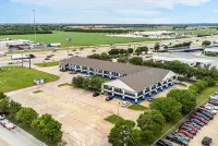 Days Inn by Wyndham McKinney - parking