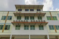 RedDoorz Plus Near Kepri Mall Hotels in Batam