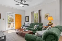 Lenoir Cottage w/ covered patio and fire pit! 웨스트사이드 플라자 쇼핑센터 주변 호텔