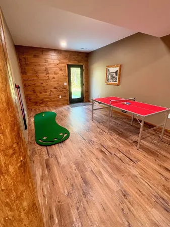 Bear Paw Lodge • Luxury Cabin • Game Room • Fire Pit