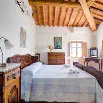 Apartment in Peccioli with Pool and Wine Tasting Rooms